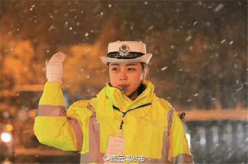 连云港最美女交警陈姿璇:暴雪中坚守岗位!