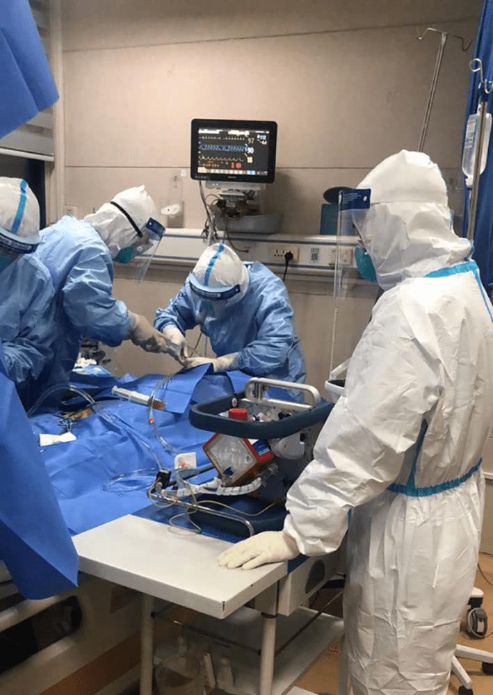 美国用机器人治疗首例新型肺炎患者!拥有听诊器,麦克风等"三头六臂"