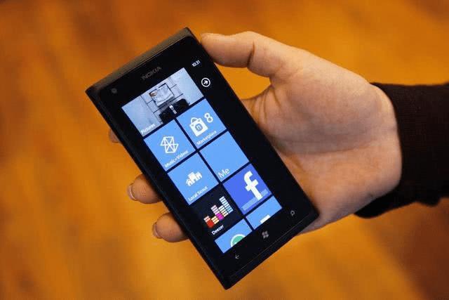 然而諾基亞lumia800敗也就敗在系統上,它採用了類似於ios的封閉系統