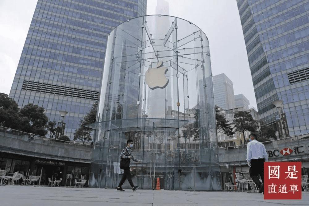 位于上海国金ifs商场的苹果applestore浦东店入口处独具特色的玻璃